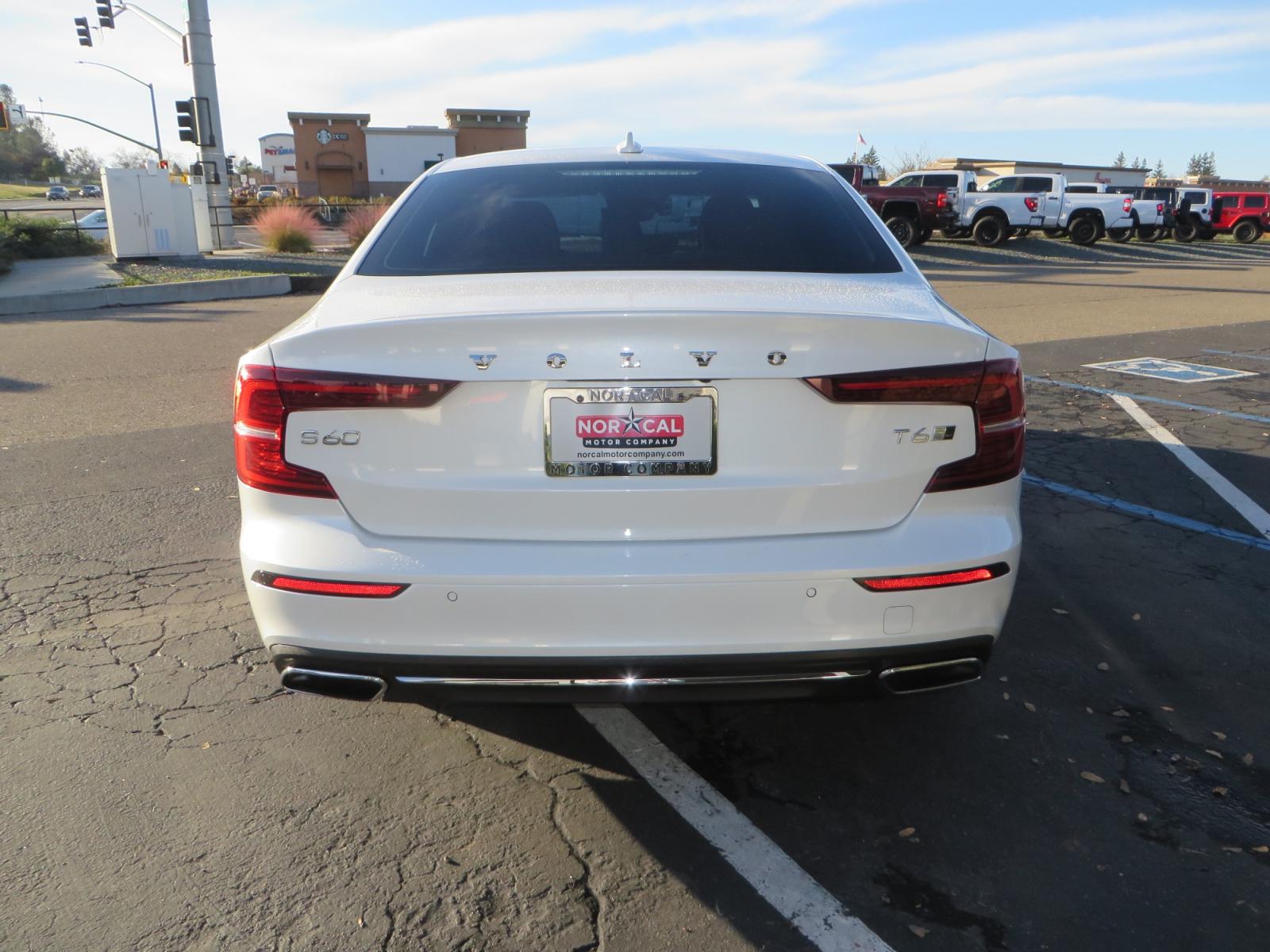 2019 White /BROWN Volvo S60 Inscription (7JRA22TL8KG) with an 4-Cyl, Drive-E, Turbo, Supercharged, 2.0 Liter engine, Automatic, 8-Spd Geartronic w/Adaptive Shift transmission, located at 2630 Grass Valley Highway, Auburn, CA, 95603, (530) 508-5100, 38.937893, -121.095482 - Photo #5